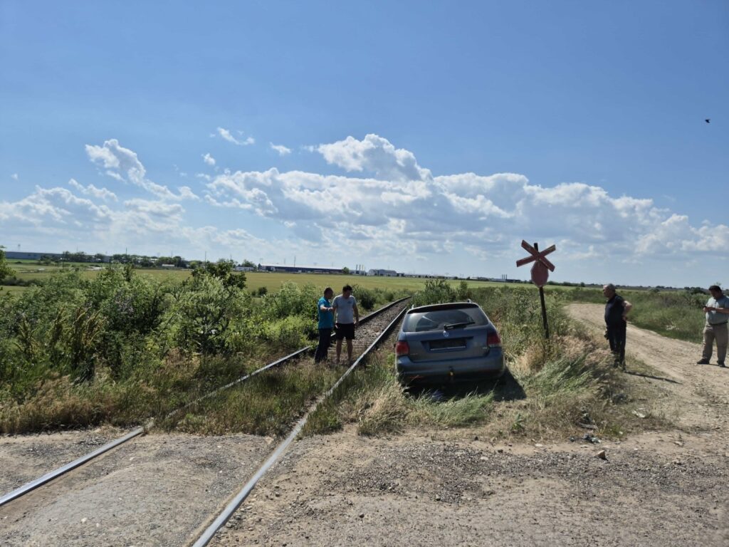 FOTO VIDEO Accident feroviar! O mașină a fost lovită de tren, în Tomis Plus 2 FOTO VIDEO Accident feroviar! O mașină a fost lovită de tren, în Tomis Plus bfceb7a9 5bc8 4b03 94d9 430c0a622ea6