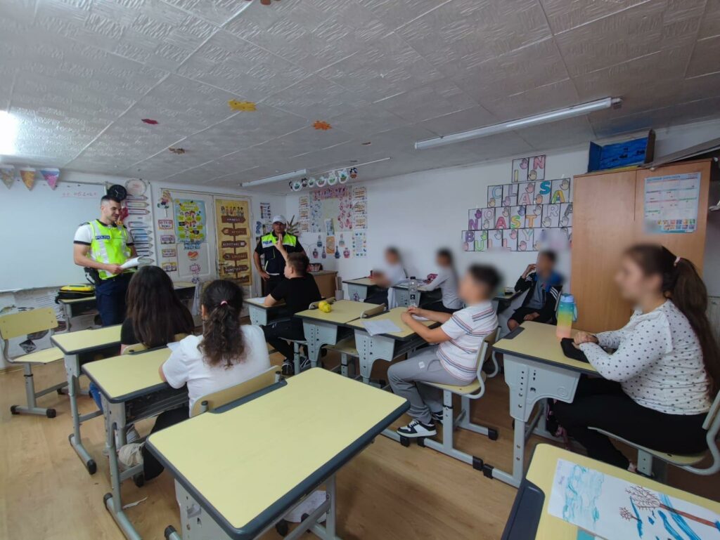 Polițiștii și patrula școlară, în Cernavodă și Hârșova 3 Polițiștii și patrula școlară, în Cernavodă și Hârșova c1f887a7 d21f 4e77 8dd0 6a1ef691bbe2