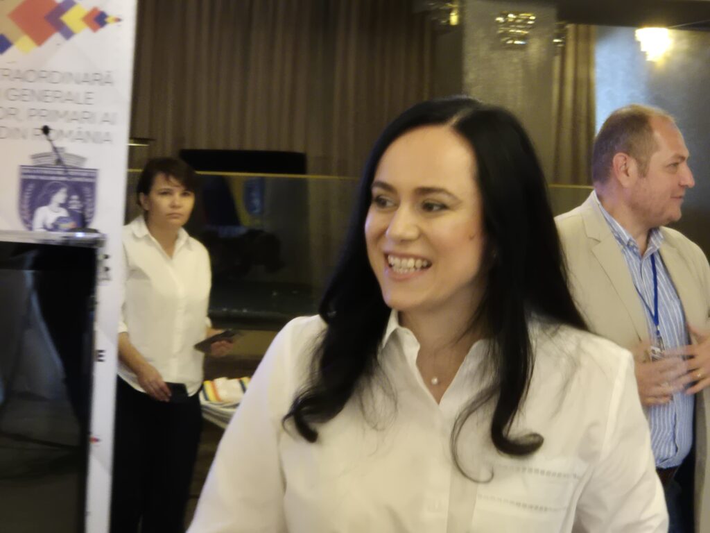 FOTO VIDEO Conferința Internațională „Femeile primar – lideri în administrația publică locală, provocări și perspective europene“/ Fostul ministru al Muncii și persoane din administrația locală, prezenți 21 FOTO VIDEO Conferința Internațională „Femeile primar – lideri în administrația publică locală, provocări și perspective europene“/ Fostul ministru al Muncii și persoane din administrația locală, prezenți c6556645 4193 4563 b9ab eb54765cbf5b