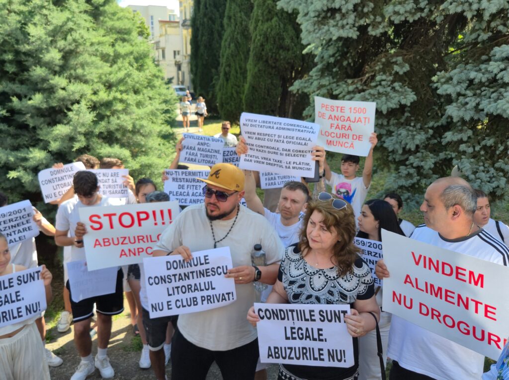 FOTO VIDEO Protest al micilor comercianți, în fața Prefecturii Constanța/ Acuză abuzuri ANPC și discriminare legislativă 2 FOTO VIDEO Protest al micilor comercianți, în fața Prefecturii Constanța/ Acuză abuzuri ANPC și discriminare legislativă ca784b49 d716 4bac 927c 44f67f0843dc