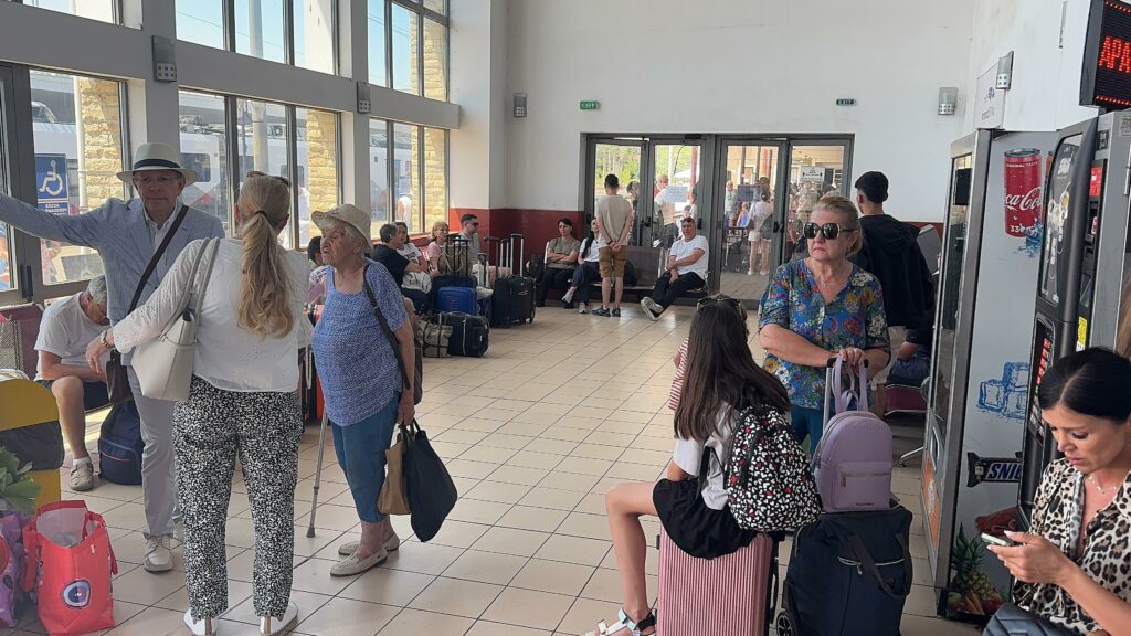 FOTO VIDEO Aglomerație în Gara Constanța în ultima zi a minivacanței de Rusalii. Turiștii se întorc acasă 4 FOTO VIDEO Aglomerație în Gara Constanța în ultima zi a minivacanței de Rusalii. Turiștii se întorc acasă ca922fad 6525 4b51 a0c5 ad0668240c84