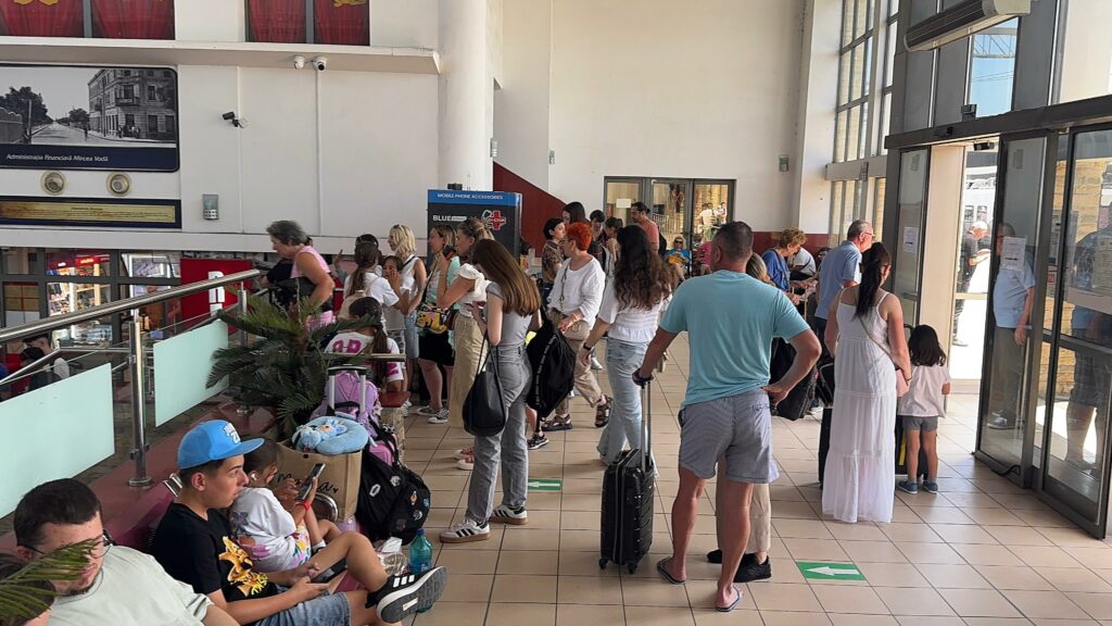 FOTO VIDEO Aglomerație în Gara Constanța în ultima zi a minivacanței de Rusalii. Turiștii se întorc acasă 3 FOTO VIDEO Aglomerație în Gara Constanța în ultima zi a minivacanței de Rusalii. Turiștii se întorc acasă d1fbb531 83ba 4aab b90a 0b3c9c178d2b