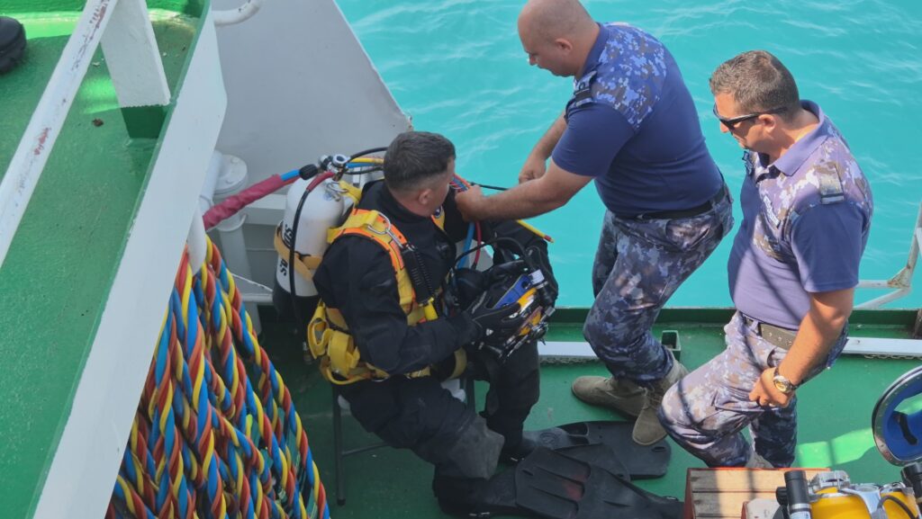 FOTO VIDEO Forțele Navale Române, simulare a unor situații de criză/ Delfinii au făcut spectacol pe mare 11 FOTO VIDEO Forțele Navale Române, simulare a unor situații de criză/ Delfinii au făcut spectacol pe mare d42d430f 40fb 4aaa aa9f f75490618b61