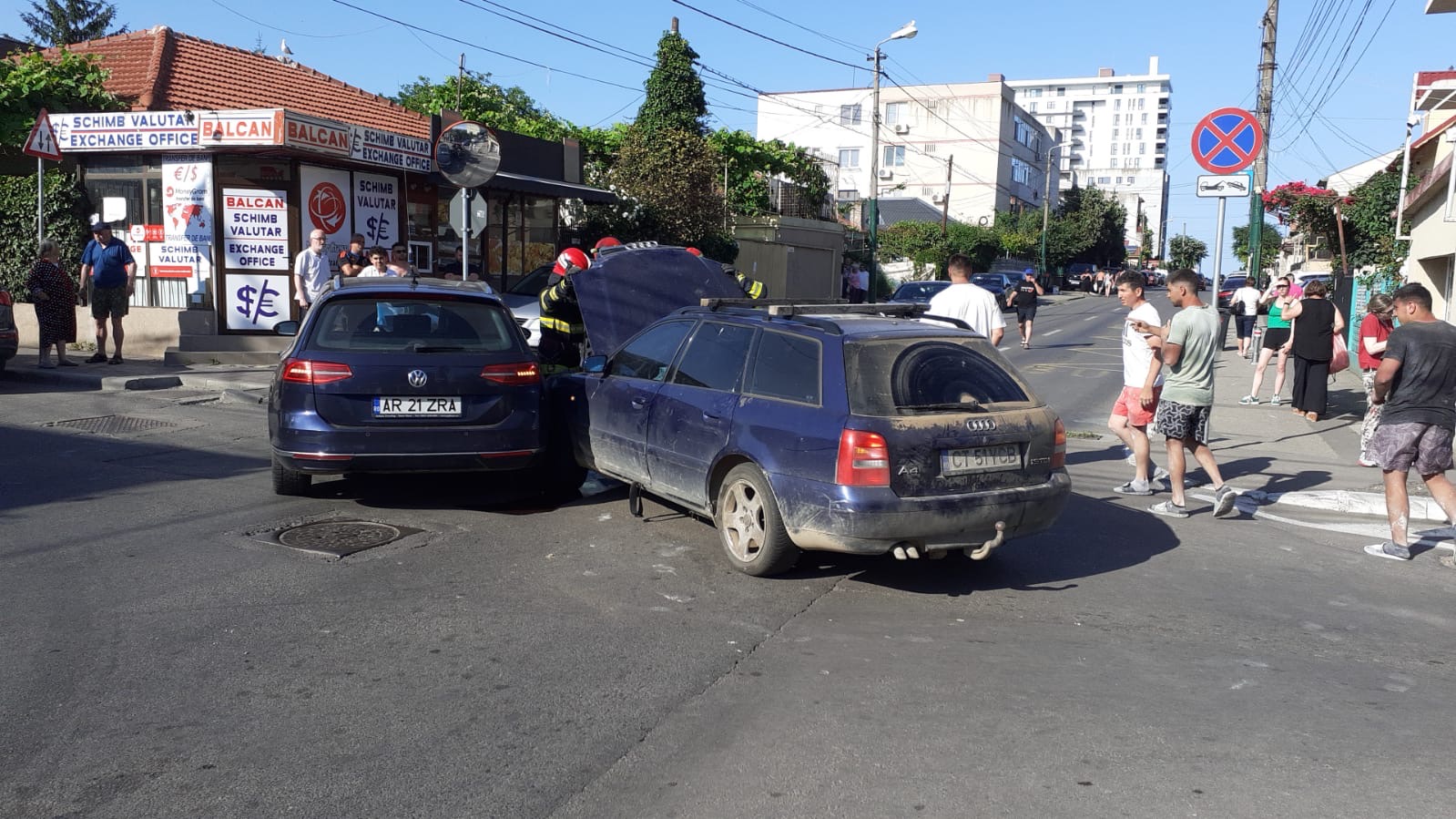 FOTO Accident cu 5 persoane implicate la intersecția străzilor Unirii și Zorelelor d8496f08 72af 4fef a8ad 25923de62048