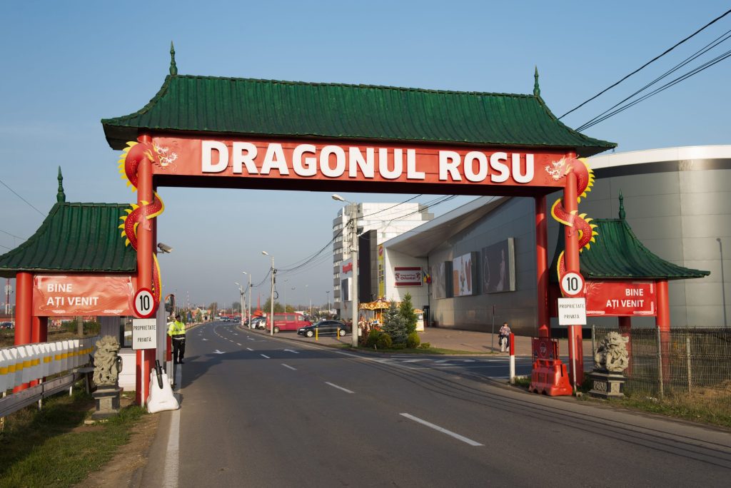 Îmbrăcăminte şi parfumuri în valoare de peste 8,7 milioane de lei, confiscate după perchezițiile de la Dragonul Roşu dragonul rosu