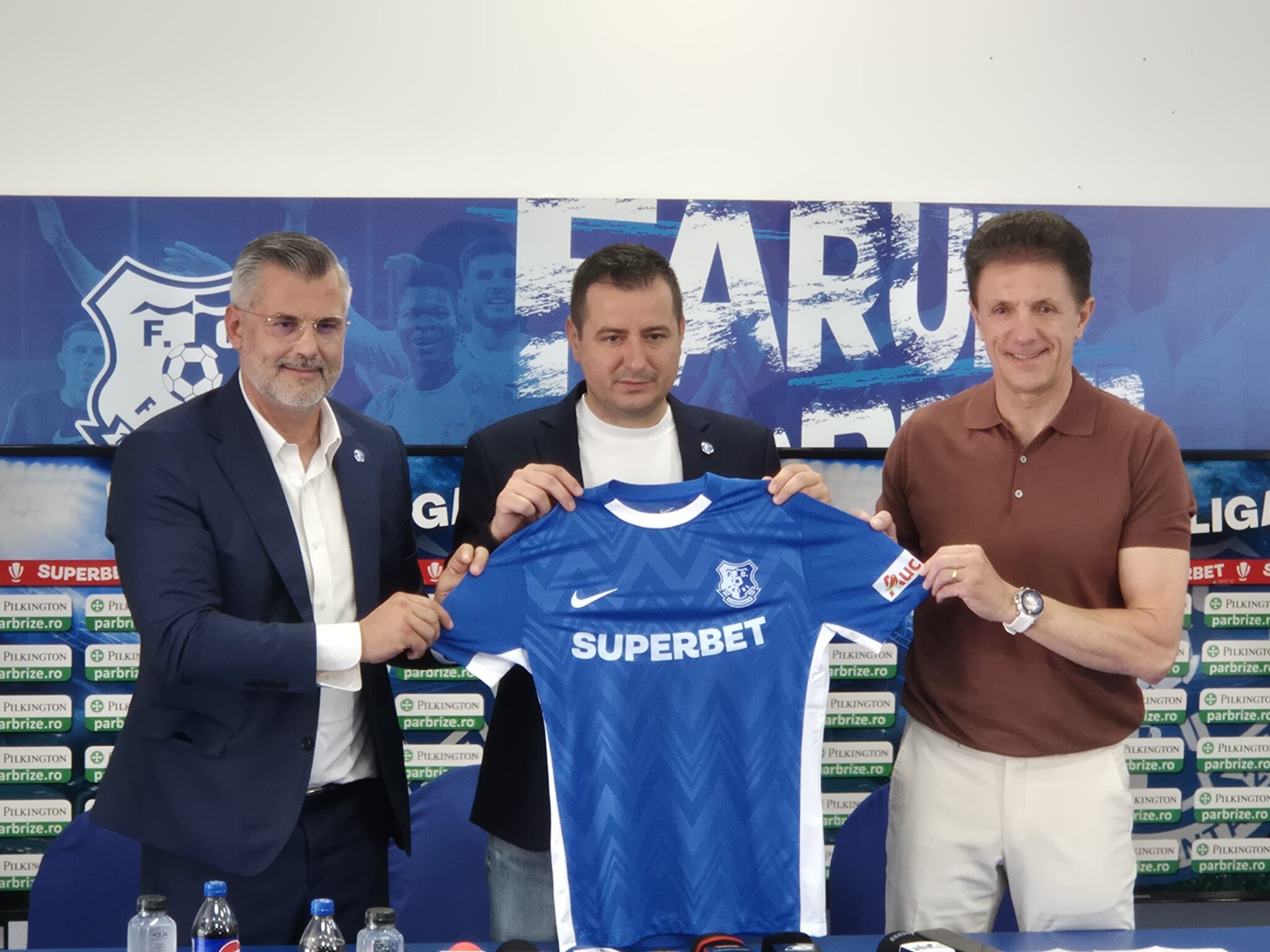 FOTO VIDEO Echipa de fotbal Farul își prezintă noul antrenor, după plecarea lui Hagi LIVE TEXT e13df6e4 e598 4544 9e2a 63e97662f270