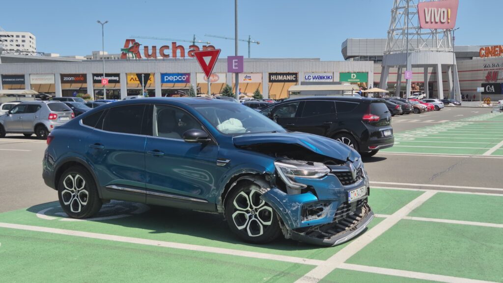 FOTO VIDEO Două mașini s-au tamponat, din nou, în parcarea de la Vivo Mall 5 FOTO VIDEO Două mașini s-au tamponat, din nou, în parcarea de la Vivo Mall e94c6213 96d7 459a a365 afcd64700917