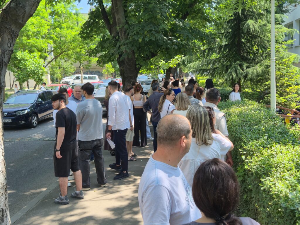 FOTO VIDEO Elevii de la Liceul Teoretic „Traian” din Constanța au ieșit zâmbind de la prima probă de Bacalaureat 3 FOTO VIDEO Elevii de la Liceul Teoretic „Traian” din Constanța au ieșit zâmbind de la prima probă de Bacalaureat e9f52f3e 04fa 498d ab7d 2262945ca5fa