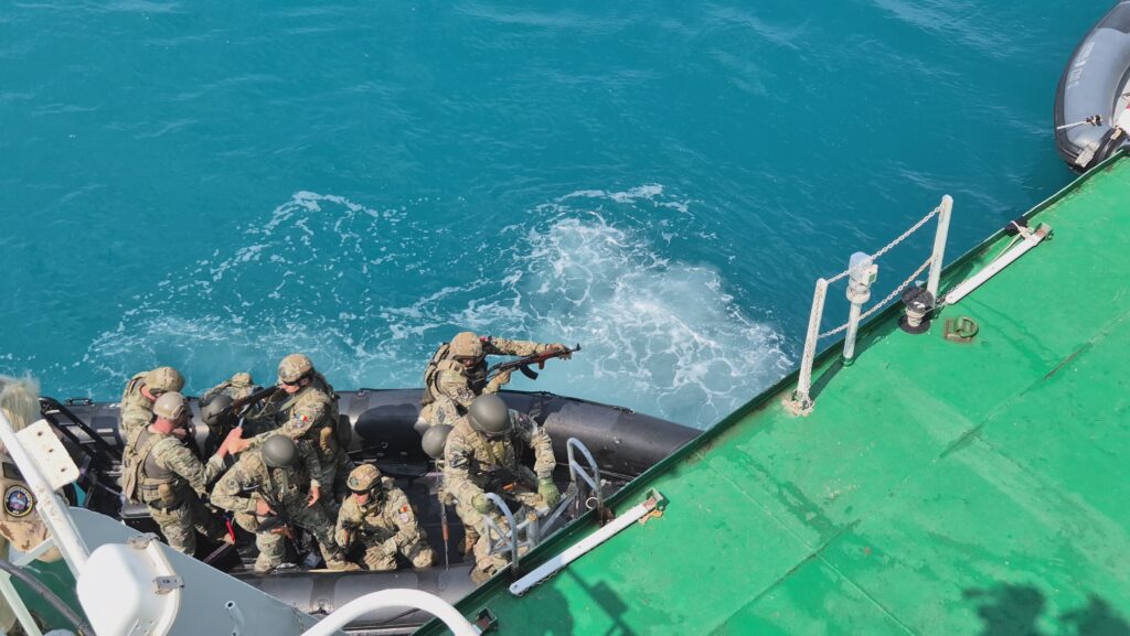 FOTO VIDEO Forțele Navale Române, spectacol în Marea Neagră: exercițiu anti-terorist impresionant UPDATE 25 FOTO VIDEO Forțele Navale Române, spectacol în Marea Neagră: exercițiu anti-terorist impresionant UPDATE eb1ee126 ef89 4d28 9f96 6bfdffdcbea5