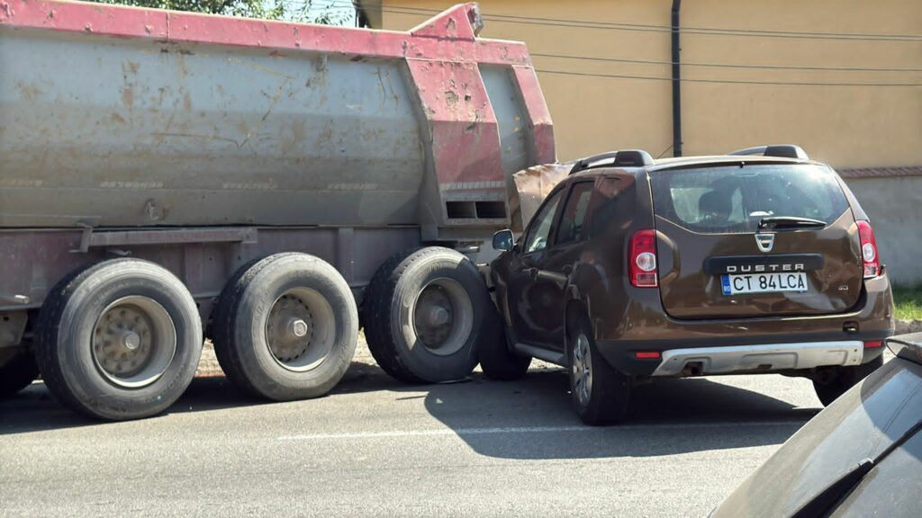 FOTO VIDEO Accident GRAV între DOUĂ camioane și CINCI mașini printre care una de la MAI, în Mihail Kogălniceanu/ A intervenit elicopterul SMURD UPDATE 5 FOTO VIDEO Accident GRAV între DOUĂ camioane și CINCI mașini printre care una de la MAI, în Mihail Kogălniceanu/ A intervenit elicopterul SMURD UPDATE ec7b1324 da3b 4fb8 95f7 cd1d25ab513b