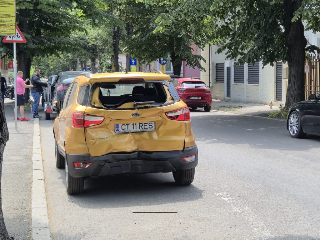 FOTO VIDEO Accident cu CINCI mașini implicate, la intersecția dintre străzile Răscoalei și Decebal ee399f36 109c 4c86 a984 8004cc71fc48