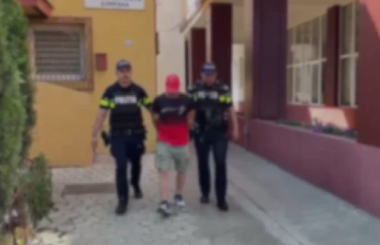 VIDEO Un bărbat a fost reținut după ce a fost prins de TREI ORI la volan fără permis erer