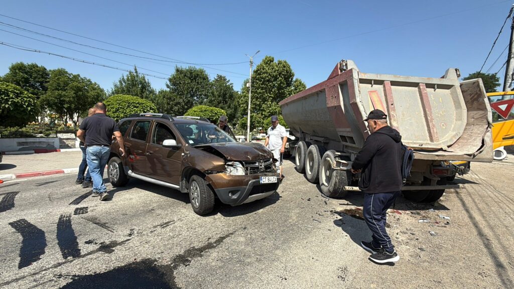 FOTO VIDEO Accident GRAV între DOUĂ camioane și CINCI mașini printre care una de la MAI, în Mihail Kogălniceanu/ A intervenit elicopterul SMURD UPDATE 16 FOTO VIDEO Accident GRAV între DOUĂ camioane și CINCI mașini printre care una de la MAI, în Mihail Kogălniceanu/ A intervenit elicopterul SMURD UPDATE fc6d92aa 477c 4076 b770 e8fae2cfbd0d