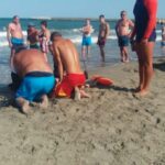 Alertă pe plaja Modern! O persoană a fost scoasă din mare fetita salvata de la inec pe plaja 3 papuci in aplauzele oamenilor a murit la spital 546959