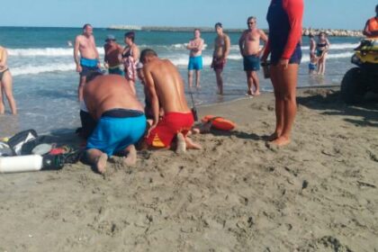 Un bărbat a MURIT după ce a fost scos inconștient din apă, la 2 Mai UPDATE fetita salvata de la inec pe plaja 3 papuci in aplauzele oamenilor a murit la spital 546959