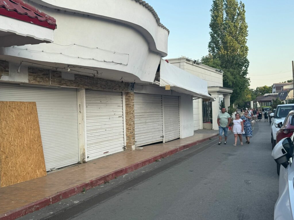 FOTO-VIDEO La final de iunie, Satul de Vacanță din Mamaia îi întâmpină pe turiști cu gropi și lacăte pe uși 2 FOTO-VIDEO La final de iunie, Satul de Vacanță din Mamaia îi întâmpină pe turiști cu gropi și lacăte pe uși ffa384e1 b110 461b 8814 399cda797ea0