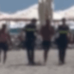 VIDEO Doi bărbați, prinși la scurt timp după ce au furat geanta unui vârstnic de pe plaja din Mamaia furt