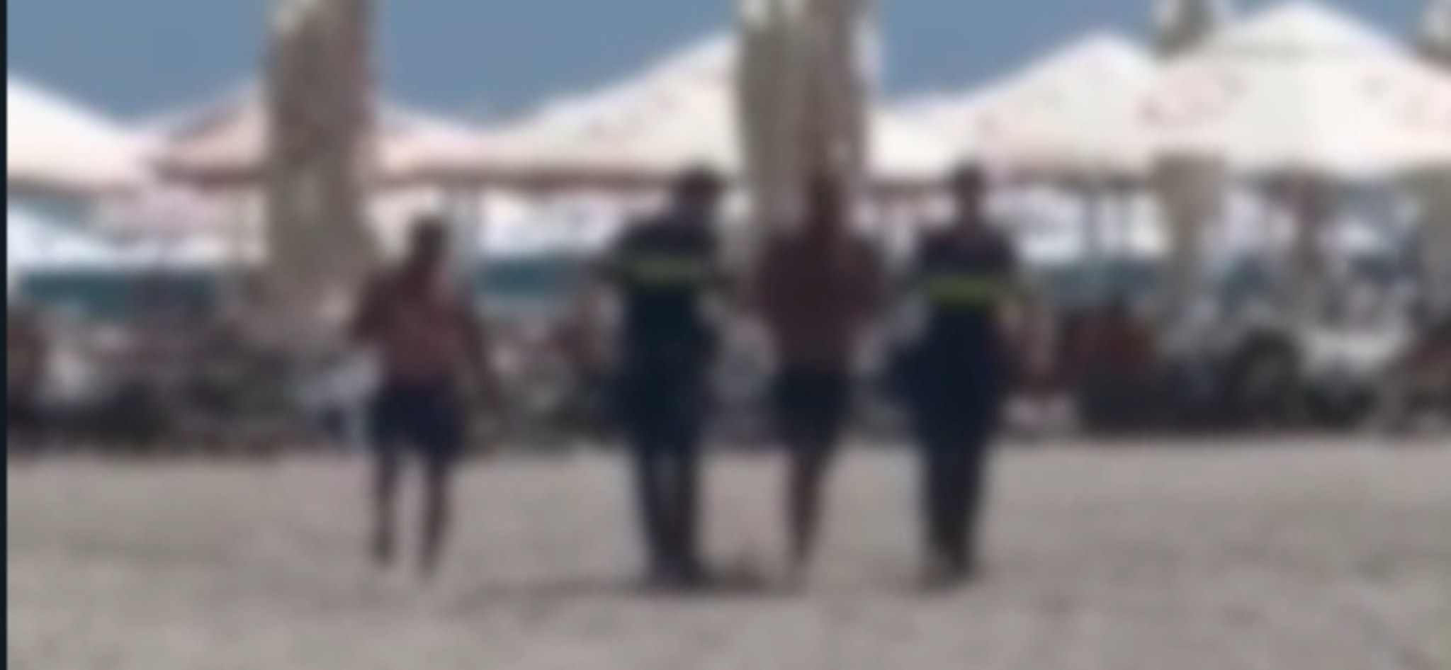 VIDEO Doi bărbați, prinși la scurt timp după ce au furat geanta unui vârstnic de pe plaja din Mamaia furt