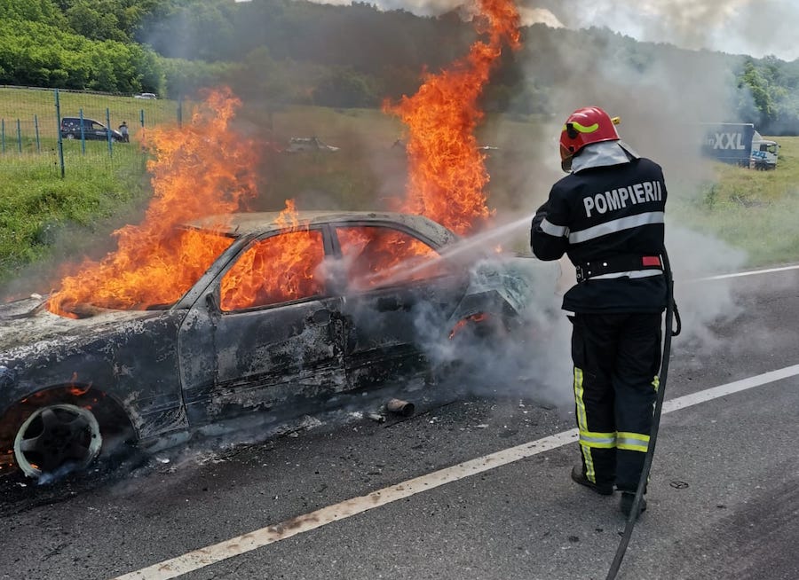 O mașină a luat foc pe câmp, între Galeșul și Poiana incendiu masina y4aw