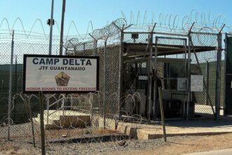 Statele Unite trimit 100 de români fără acte în închisoarea din Guantanamo inchisoarea din Guantanamo