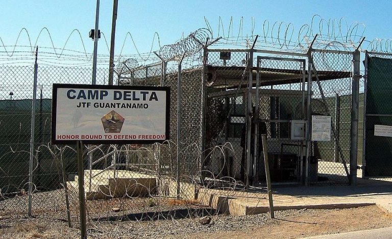 Statele Unite trimit 100 de români fără acte în închisoarea din Guantanamo inchisoarea din Guantanamo
