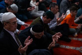 Musulmanii din întreaga lume sărbătoresc Kurban Bayram. Tradiții și obiceiuri kurban bayram 2025 traditie credinta si generozitate 18957400