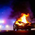 Tineri arși de vii, după o urmărire cu poliția. Mașina gonea cu 185 km/h, iar șoferul a refuzat să oprească masina incendiata noaptea
