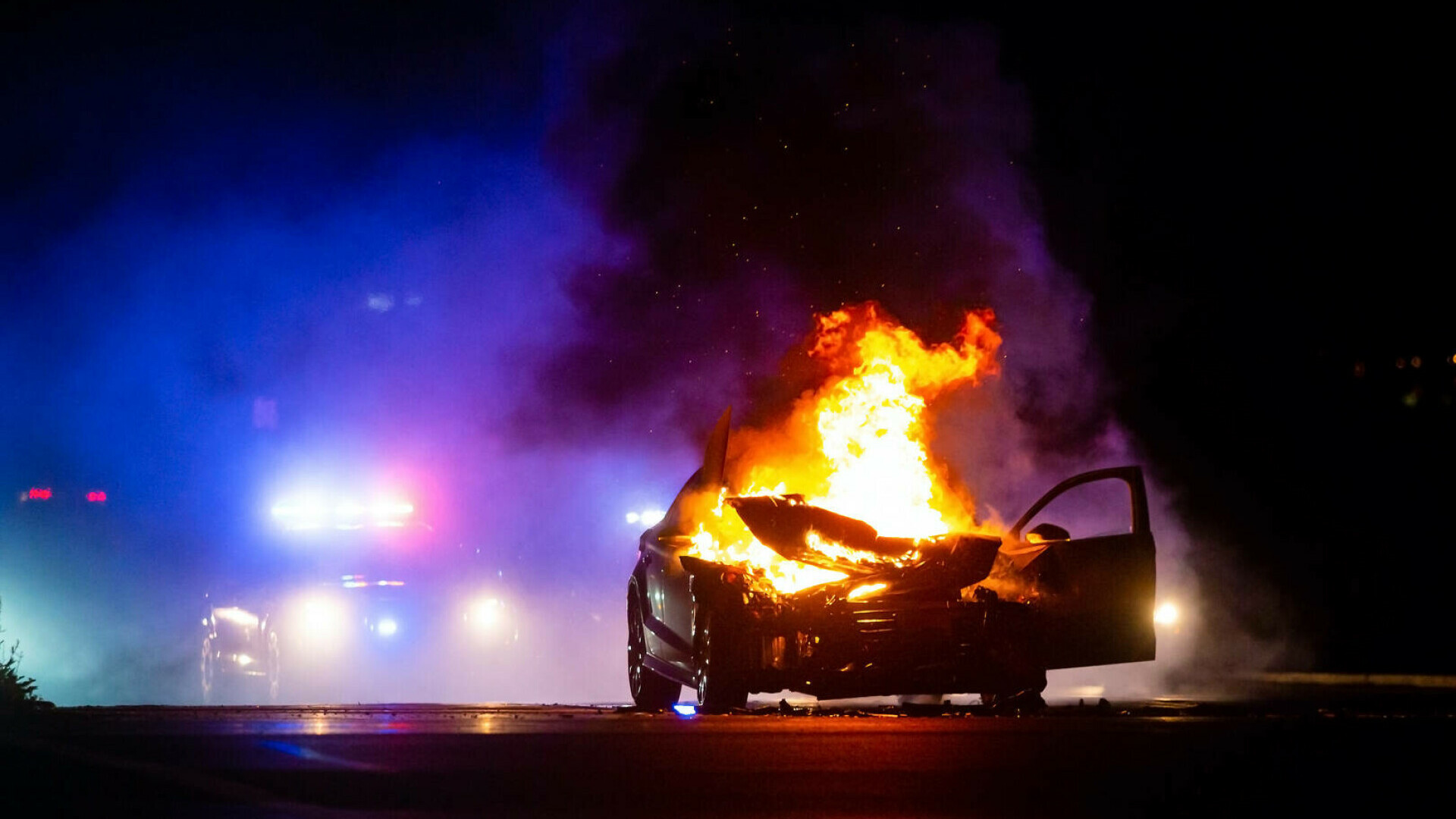 Tineri arși de vii, după o urmărire cu poliția. Mașina gonea cu 185 km/h, iar șoferul a refuzat să oprească masina incendiata noaptea