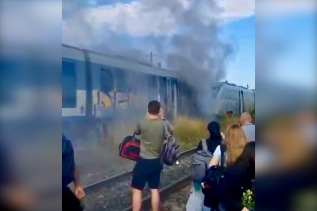 FOTO Incendiu la un tren „Săgeata albastră” care circula pe ruta Piteşti–Bucureşti. 90 de călători au fost evacuaţi 2 FOTO Incendiu la un tren „Săgeata albastră” care circula pe ruta Piteşti–Bucureşti. 90 de călători au fost evacuaţi media 175126544711439100
