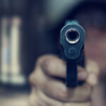 Foc de armă într-un bar din județul Constanța/ Condamnat pentru că a tras cu pistolul după un schimb de replici cu un grup de clienți pistol