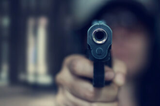 Foc de armă într-un bar din județul Constanța/ Condamnat pentru că a tras cu pistolul după un schimb de replici cu un grup de clienți pistol