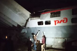 VIDEO Cel puţin 7 morţi şi 66 de răniţi după ce două poduri feroviare s-au prăbuşit în Rusia, iar un tren cu pasageri a deraiat rusia accident feroviar