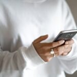 O femeie a rămas fără 30.000 de lei după ce le-a dat telefonul unor necunoscuți telefon unsplash