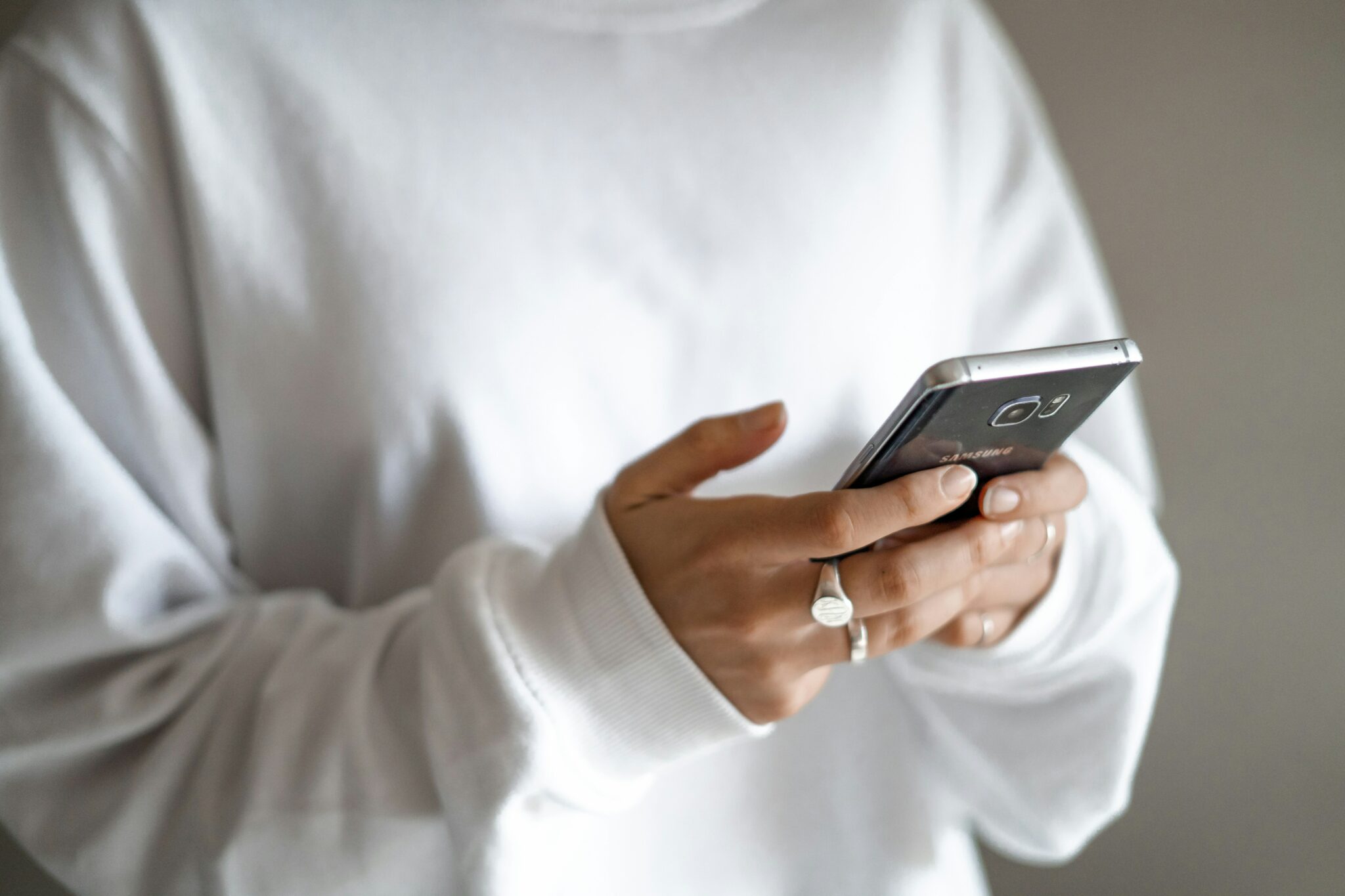 O femeie a rămas fără 30.000 de lei după ce le-a dat telefonul unor necunoscuți sub pretextul unei investiții telefon unsplash