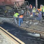 Trafic feroviar reluat după 24 de ore pe ruta Roşiori-Măldăeni / Vagoanele deraiate au fost golite de benzină, o macara le va ridica tren deraiat tr