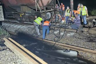 Trafic feroviar reluat după 24 de ore pe ruta Roşiori-Măldăeni / Vagoanele deraiate au fost golite de benzină, o macara le va ridica tren deraiat tr