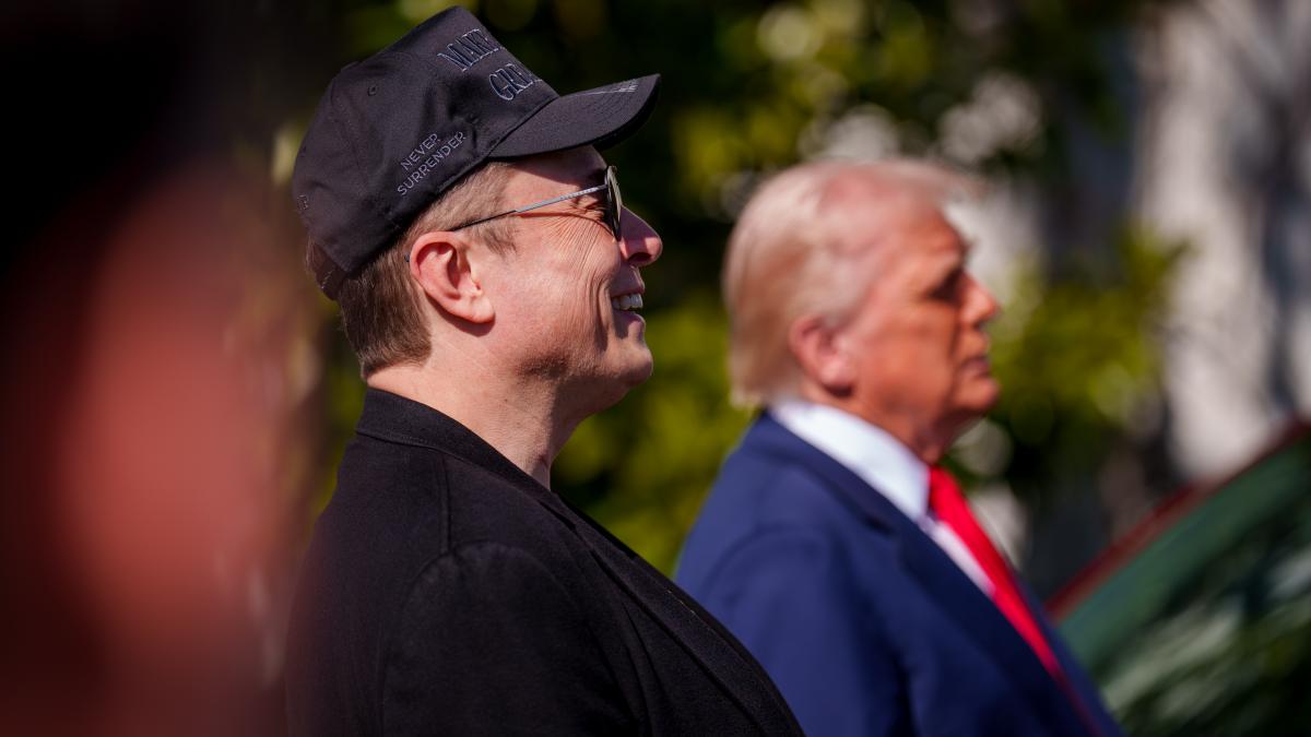 Trump îl amenință pe Elon Musk că îi taie contractele cu statul. Musk: „Trump este în dosarul Epstein” trump il ameninta pe elon musk ca ii taie contractele cu statul musk anunta pe x trump este in dosarul epstein 978723