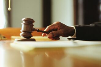 Un român a recunoscut în fața instanței din SUA că i-a sunat și i-a amenințat cu bomba pe mai mulți oficiali americani ani la rând un roman a recunoscut in fata instantei din sua ca i a sunat si i a amenintat cu bomba pe mai multi oficiali americani ani la rand 977752