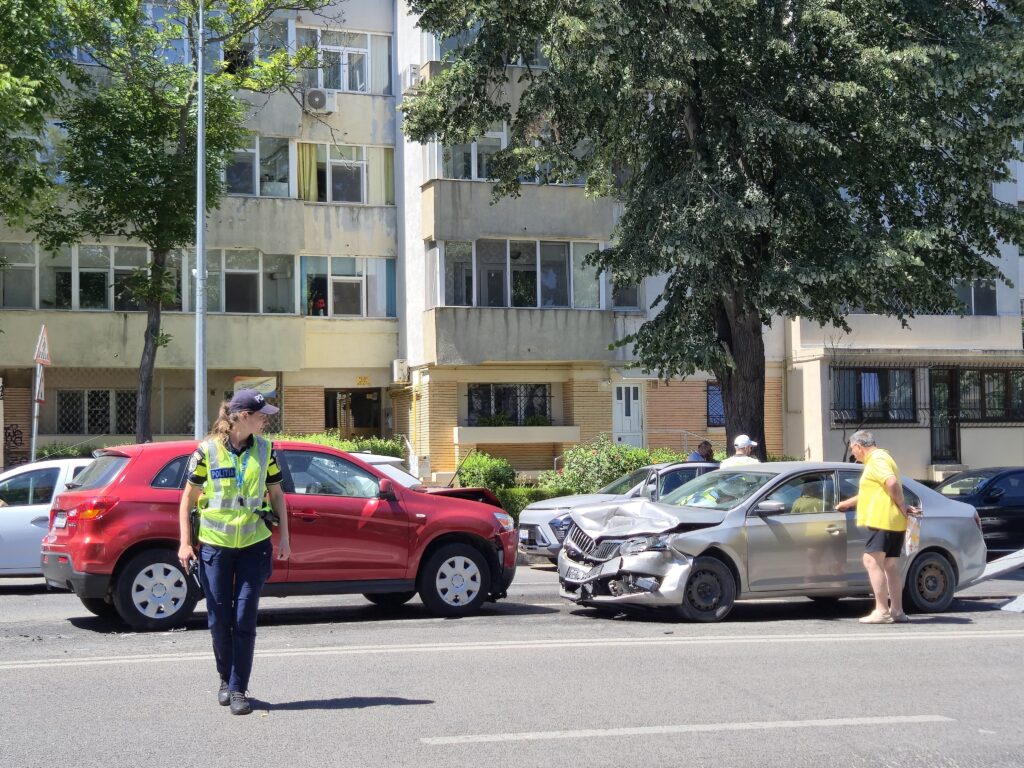 FOTO VIDEO Două persoane au ajuns la spital în urma unui accident pe bulevardul Tomis 00a66ff6 adf3 46ca b15d 4f1427278741