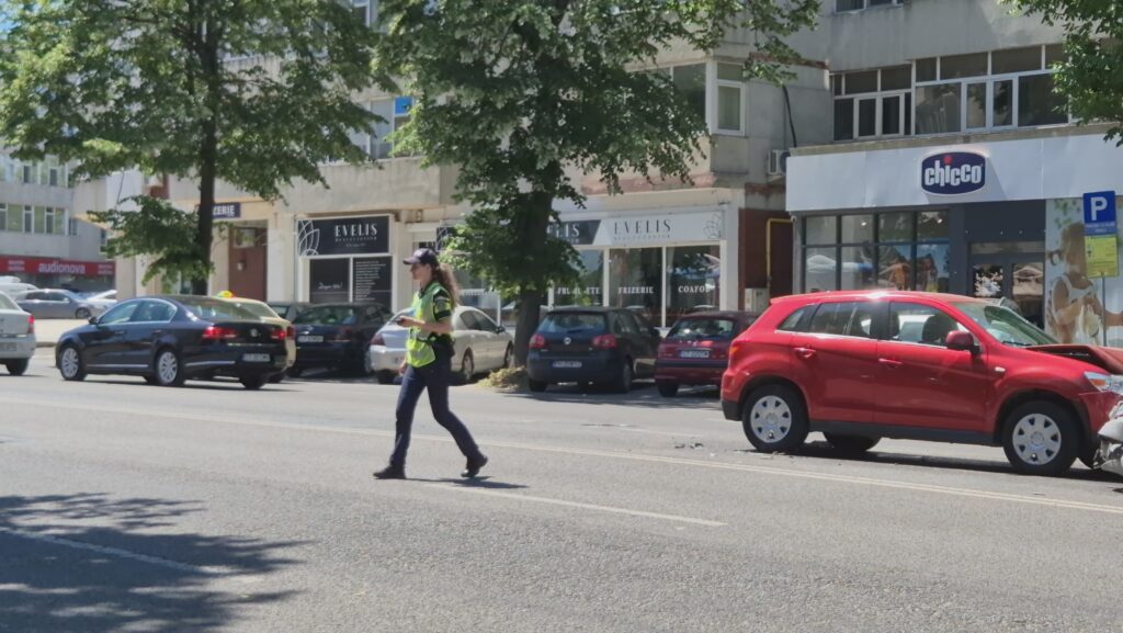 FOTO VIDEO Două persoane au ajuns la spital în urma unui accident pe bulevardul Tomis 0104c723 4860 459e 951b 3bba27347450