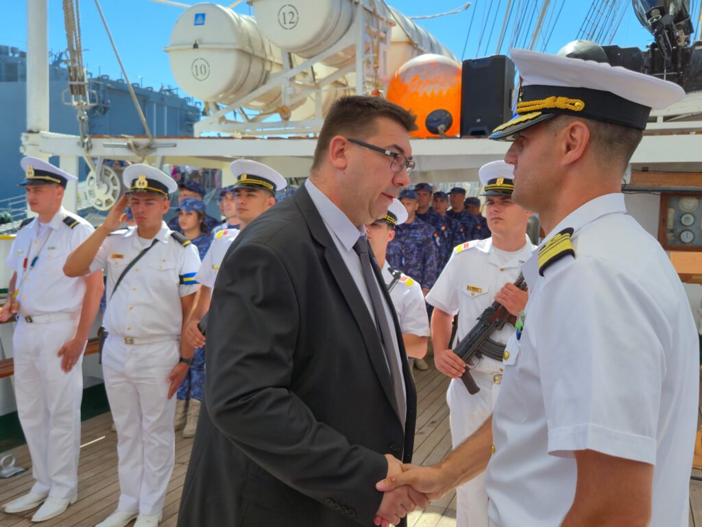 FOTO VIDEO Sentimente puternice pentru studenții Academiei Navale! Nava-școală „Mircea” pleacă în marșul internațional de instrucție 08dfd64e 9354 46ec 91c1 256533669fd9