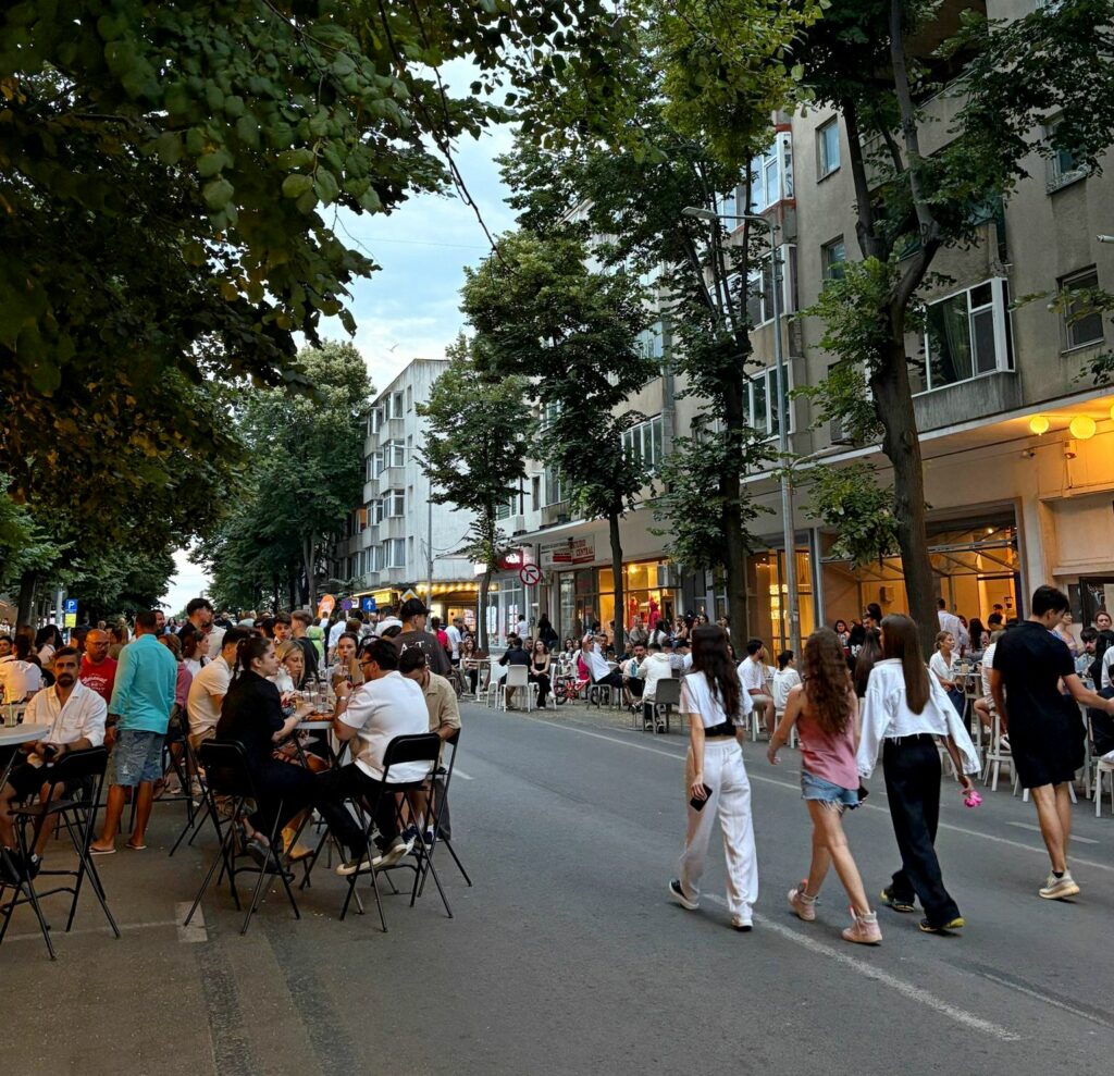 Weekend pietonal, din nou, pe bulevardul Tomis din Constanța 3 Weekend pietonal, din nou, pe bulevardul Tomis din Constanța 1 1 2