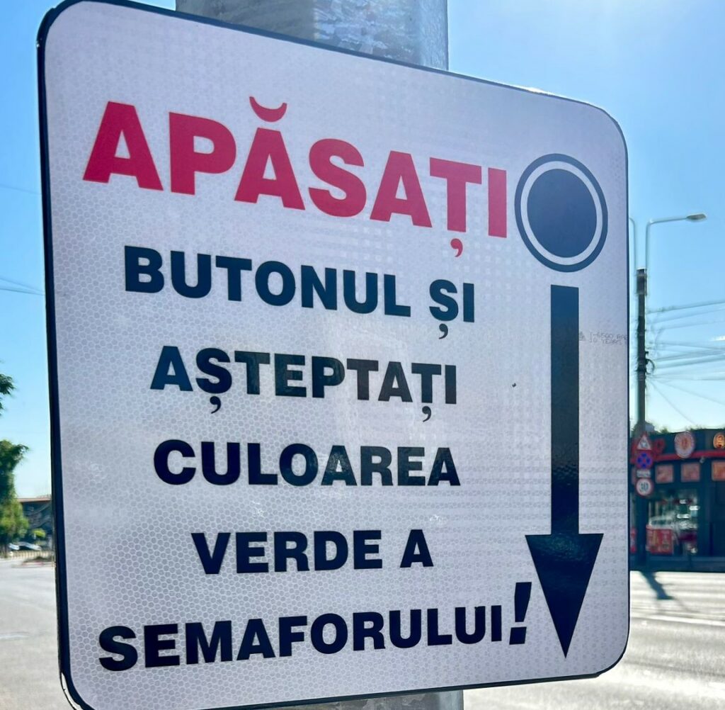 FOTO S-a montat un sistem modern de semaforizare la trecerea de pietoni de pe strada Soveja, în zona pieței Tomis III  1 10
