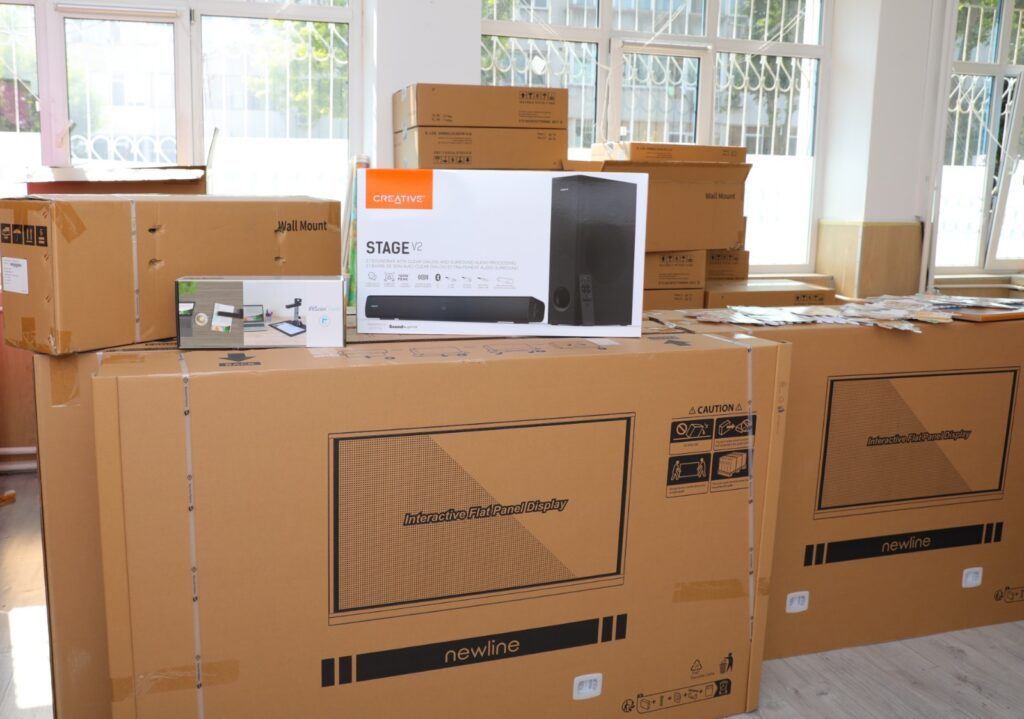 FOTO Primăria Constanța a demarat procesul de dotare a unităților de învățământ preuniversitar cu mobilier, materiale didactice și echipamente digitale 9 FOTO Primăria Constanța a demarat procesul de dotare a unităților de învățământ preuniversitar cu mobilier, materiale didactice și echipamente digitale 1 10
