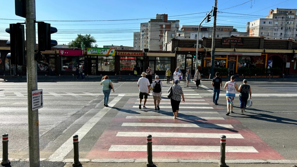 FOTO S-a montat un sistem modern de semaforizare la trecerea de pietoni de pe strada Soveja, în zona pieței Tomis III  1 11