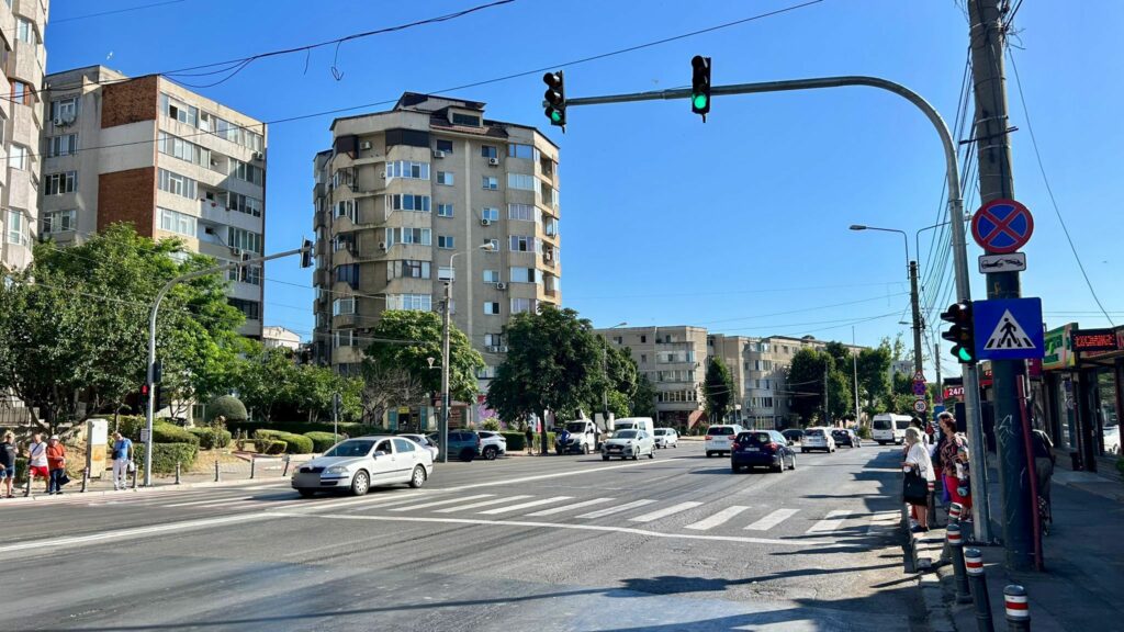 FOTO S-a montat un sistem modern de semaforizare la trecerea de pietoni de pe strada Soveja, în zona pieței Tomis III  1 2