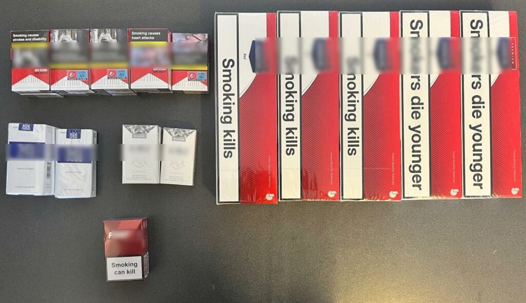FOTO Două persoane au fost depistate de polițiștii locali în timp ce vindeau țigări netimbrate, de contrabandă, în zona Abator 2 FOTO Două persoane au fost depistate de polițiștii locali în timp ce vindeau țigări netimbrate, de contrabandă, în zona Abator 1 2 2