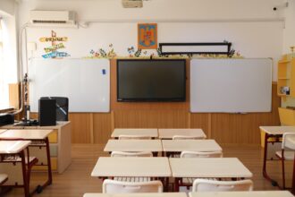 FOTO Primăria Constanța a demarat procesul de dotare a unităților de învățământ preuniversitar cu mobilier, materiale didactice și echipamente digitale 1 2