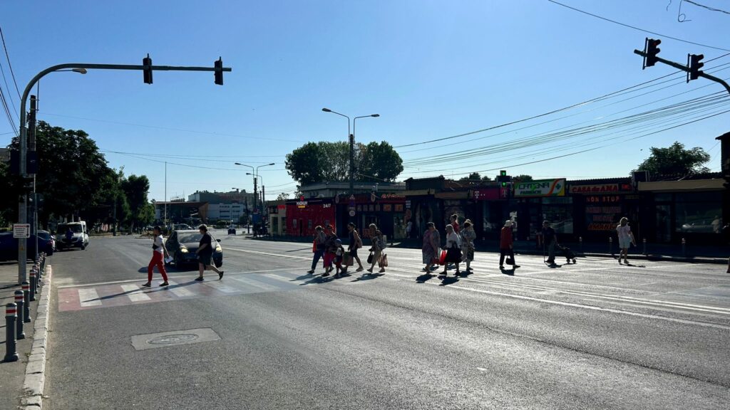FOTO S-a montat un sistem modern de semaforizare la trecerea de pietoni de pe strada Soveja, în zona pieței Tomis III  1 3