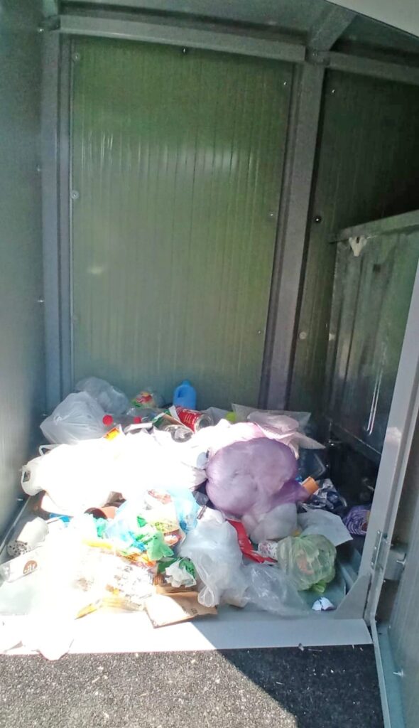 O eco-insulă din Constanța a fost vandalizată înainte de a fi dată în folosință 3 O eco-insulă din Constanța a fost vandalizată înainte de a fi dată în folosință 1 3 4
